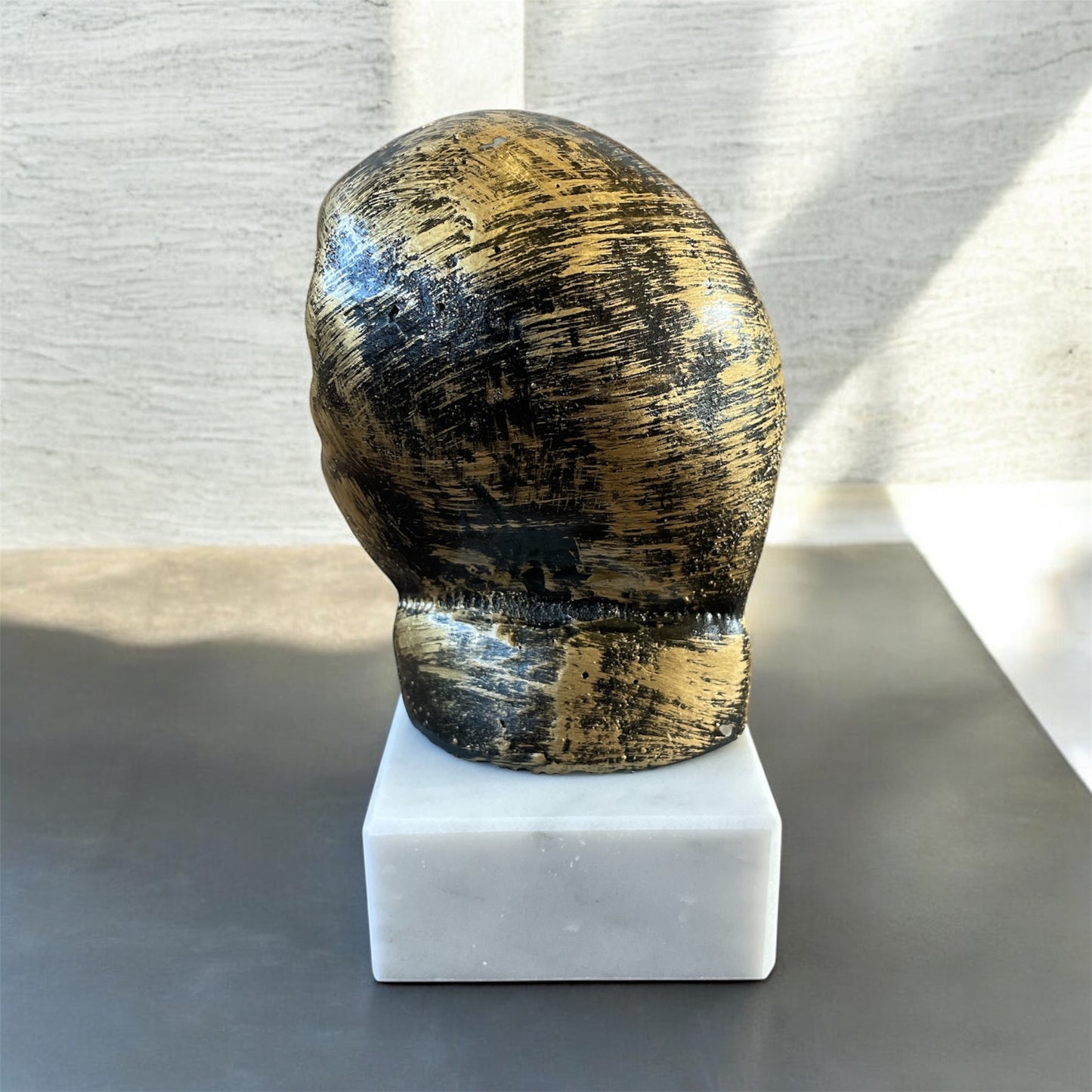 Guantone in resina su base di marmo