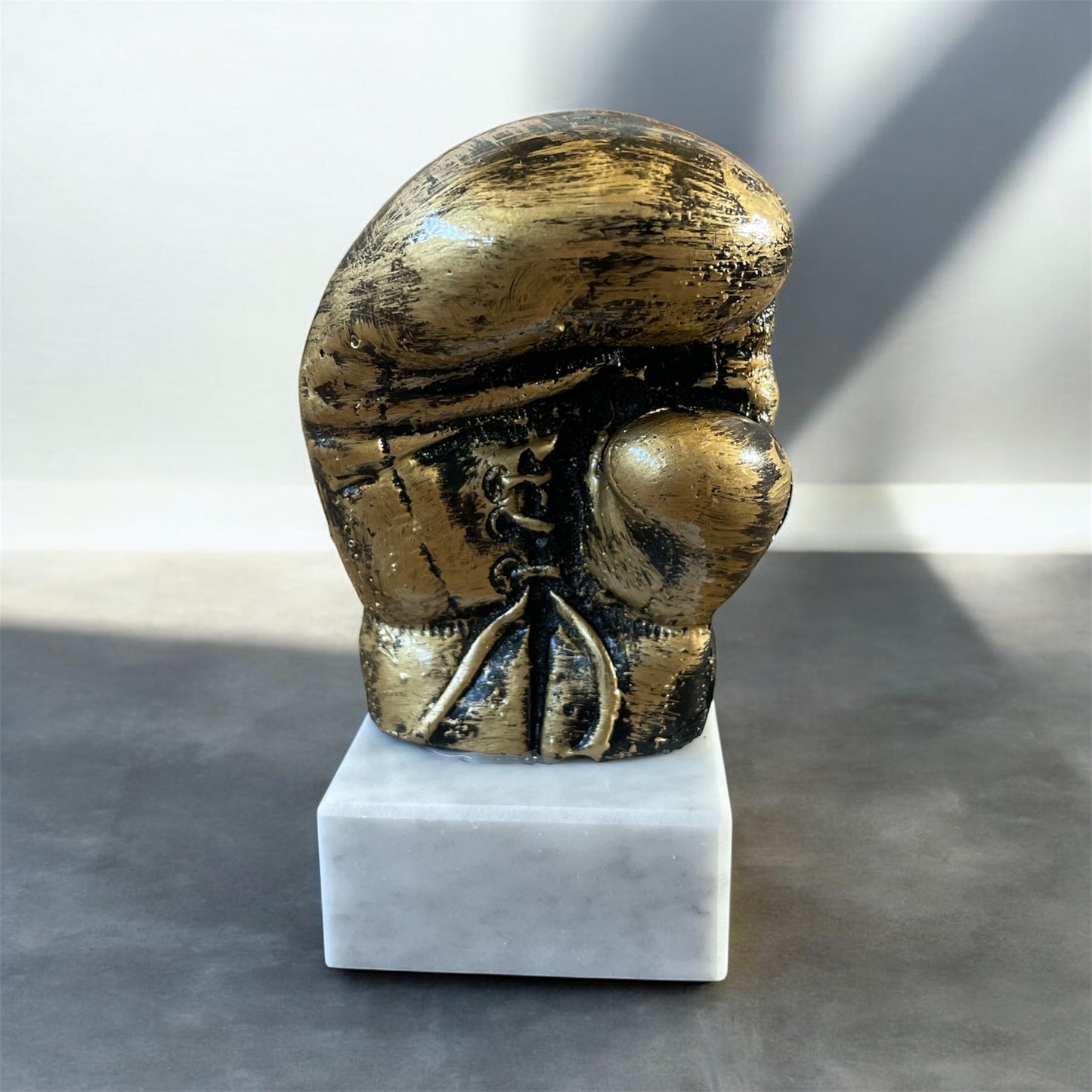 Guantone in resina su base di marmo